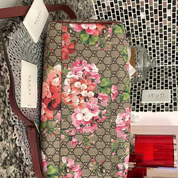 Gucci bag, used 3x like new. Beautiful for traveling - Picture 3 of 3